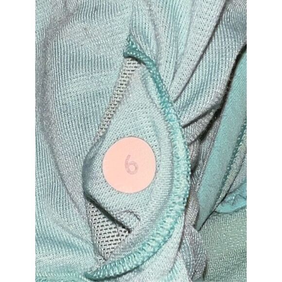 Lululemon Turquoise Racer Back Tank Built in Bra Size 6 Flawed - Picture 4 of 5